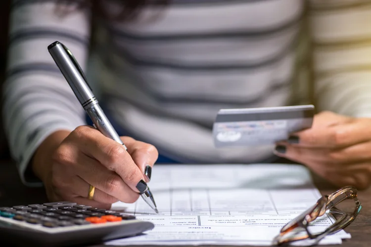 Dívidas: renegociações com bancões podem ser feitas por canais de atendimento físicos ou digitais (boonchai wedmakawand/Getty Images)