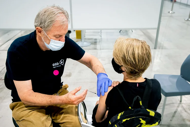 A vacinação para o HPV previne os cânceres causados por esses vírus (BSR Agency/Getty Images)