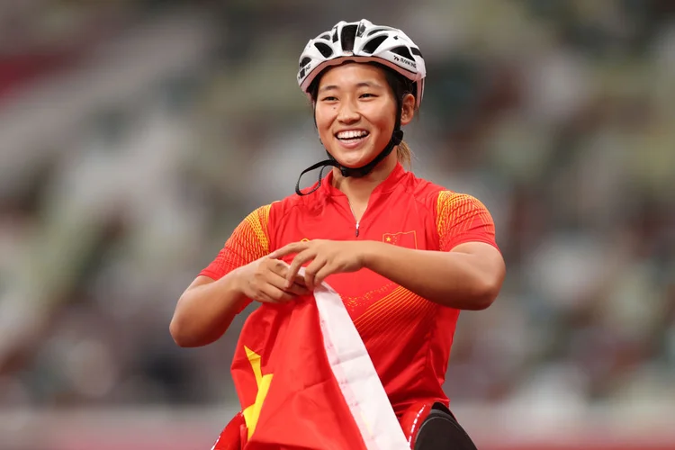 A corredora chinesa Zhaoqian Zhou comemora o ouro no atletismo nos 100m (T54) nesta quarta-feira: a dias do fim da competição, China já superou o desempenho de Atenas 2004 (Naomi Baker/Getty Images)