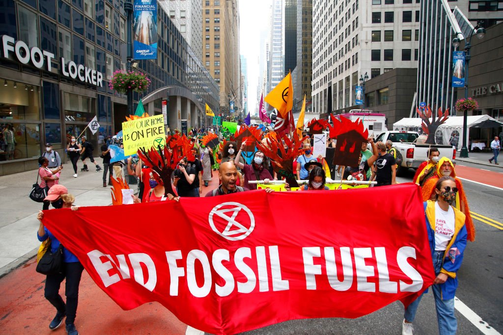 Protesto contra combustíveis fósseis em Nova York: ativistas e especialistas devem pressionar líderes na Assembleia Geral da ONU a tomar medidas mais ágeis contra mudanças climáticas (Michael M. Santiago/Getty Images)