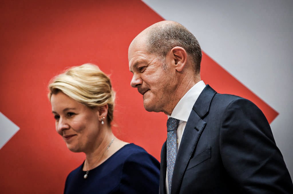 Olaf Scholz, candidato a chanceler, ao lado de Franziska Giffey, eleita em Berlim: eleição marca a "ressureição" do SPD (Getty Images/Sean Gallup)