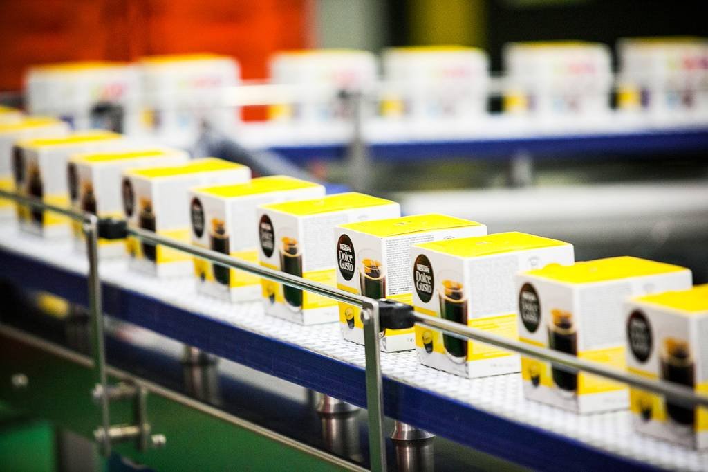 Uma das fábricas da Nestlé: com a platafirma D Gusta, marca passou a vender cápsulas diretamente para o consumidor, um golaço em tempos de isolamento social e fechamento de cafés (Bloomberg/Getty Images)
