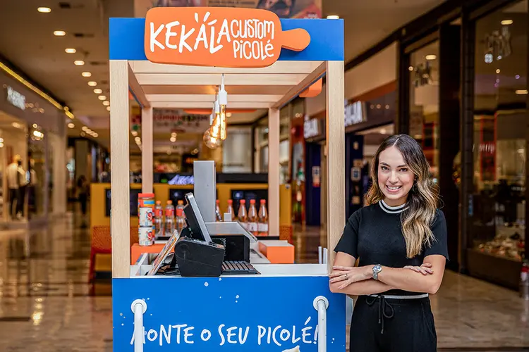 Criada por Amanda Tonon aos 22 anos, Kekala Custom Picolé já alcançou mais de 260 mil vendas e R$ 6 milhões de faturamento em 2020. (Léo Barrilari/Kekala/Divulgação)