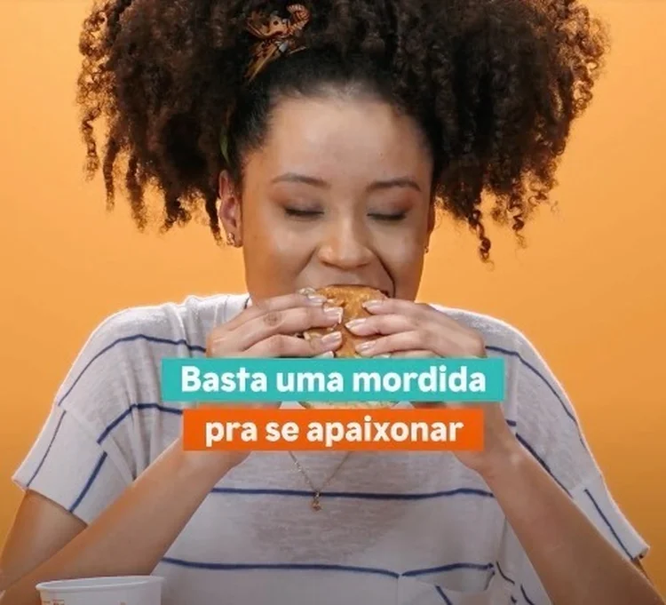 Campanha publicitária mostra as reações do público com os lanches da marca. (POPEYES/Divulgação)