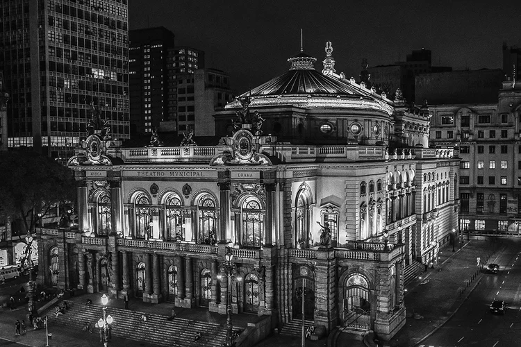 Fachada do Theatro Municipal de São Paulo: arte de Daniela Thomas e Felipe Hirsch e apelo a empresários (Divulgação/Divulgação)