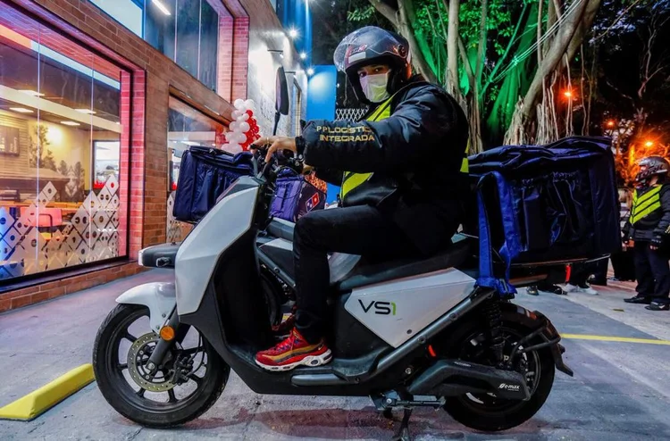 Scooters financiadas pelo Santander serão utilizadas por entregadores da Domino's (Santander/Divulgação)