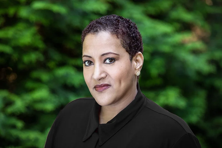 Tsedal Neeley, de Harvard: "Não adianta retornar ao escritório fazendo coisas que poderiam realizar em casa" (Divulgação/Divulgação)