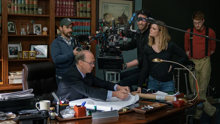 Michael Keaton na produção da Netflix "Quanto Vale?". (Monika Lek/Netflix/Reprodução)