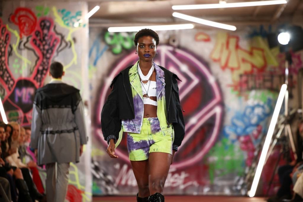 Semana de Moda de Londres retorna com desfiles híbridos