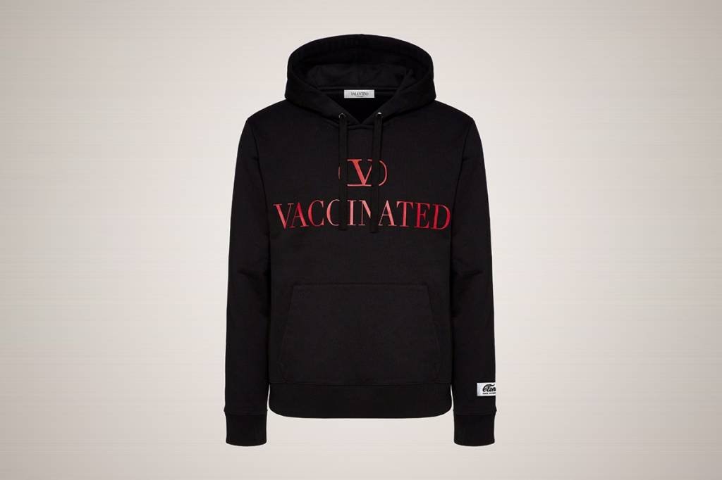 Valentino produz moletom de 690 dólares para apoiar vacinação