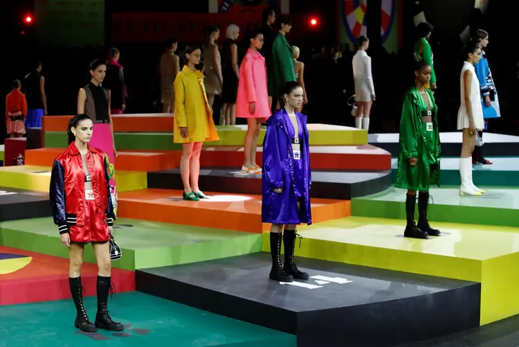 Dior: a marca exibiu uma variedade de minivestidos coloridos com toques dos anos 1960 e 1970. (Stephane Mahe/Reuters)