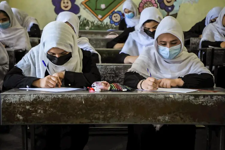 Alunas assistem aula em Herat, depois que a cidade foi tomada pelos talibãs, que afirmam que permitirão a continuidade das meninas nas escolas

 (AFP/AFP)