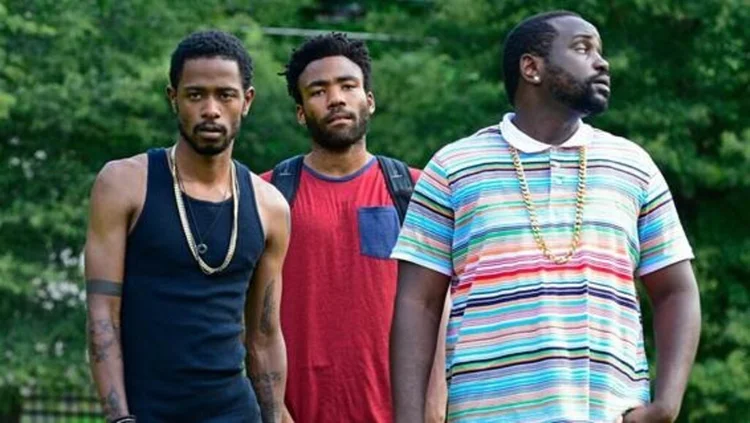 Criada e estrelada por Donald Glover, a série  Atlanta conta a história de dois primos que trabalham no cenário musical de Atlanta para melhorar suas vidas e as de suas famílias. (Star+/Divulgação)