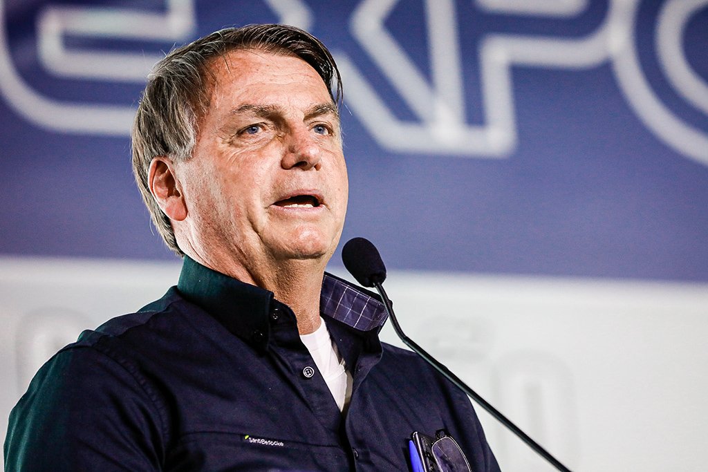 Bolsonaro promete ajuda a caminhoneiros para compensar aumento do diesel