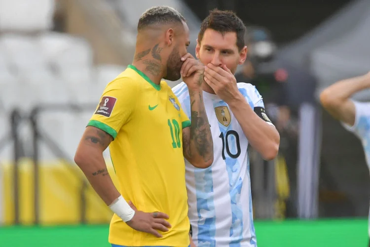 Neymar e Messi: jogadores se encontraram em campo para um jogo que não aconteceu (NELSON ALMEIDA/Getty Images)