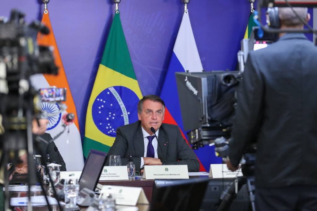 Bolsonaro elogia parceria com a China para a produção de vacinas