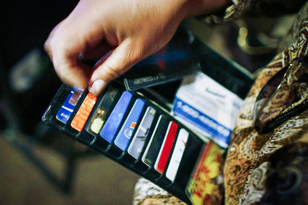 Rotativo do cartão: Os juros rotativos são uma modalidade de crédito ativada automaticamente quando o cliente não paga o valor total da fatura do cartão até a data de vencimento (Joe Raedle/Getty Images)