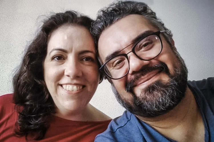 Thaís Oliveira de Andrade e o marido Eric Soares de Araújo, voluntários do estudo. Ele foi hospitalizado por covid-19, enquanto ela não desenvolveu a doença (Erik Pzado/Divulgação)