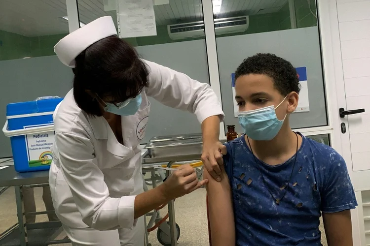 Brian Alejandro Gascón, 13, é inoculado com a vacina cubana contra covid-19 Soberana Plus no hospital Juan Manuel Márquez em Havana, em 24 de agosto de 2021 (AFP/AFP)