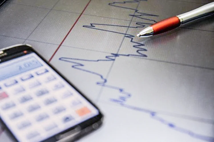 Com a Selic em 6,25% ao ano, investimentos de renda fixa, como CDBs com taxas pós-fixadas, fundos DI e títulos do Tesouro Selic se tornam mais atrativos ao investidor por dois motivos: carrego e possibilidade de ganhos turbinados no curto prazo.  (Marcello Casal jr/Agência Brasil)