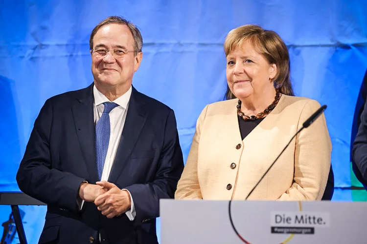 Merkel e Laschet em campanha: candidato do partido da chanceler, o CDU, está atrás nas pesquisas (Sean Gallup/Getty Images)