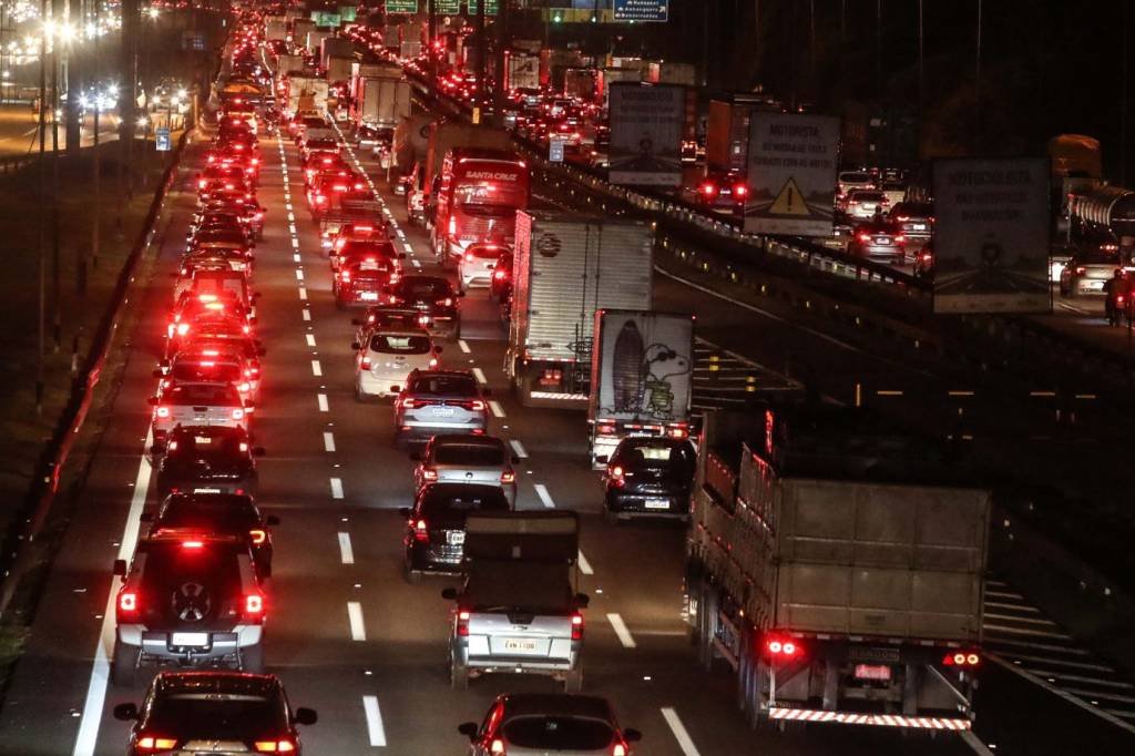 Fluxo de veículos em estradas com pedágio cresce 1,3% em maio ante abril, diz ABCR