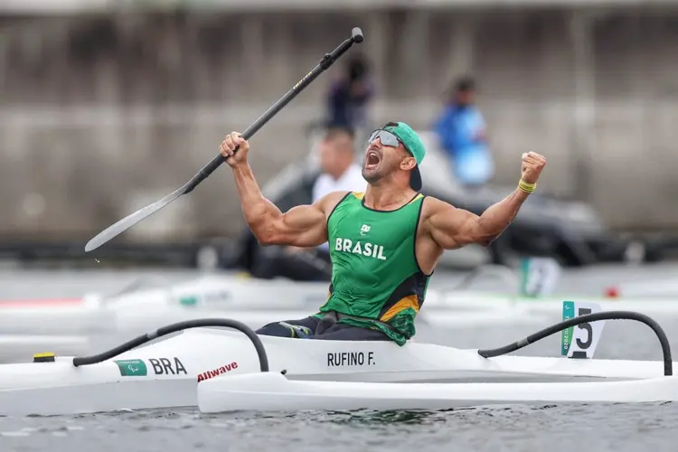 Fernando Rufino comemora o primeiro ouro da canoagem brasileira nas Paralimpíadas, em Tóquio (Miriam Jeske / CPB/Divulgação)