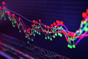 O que é a Fronteira Eficiente de Markowitz e como ela se relaciona com diversificação de portfólios?