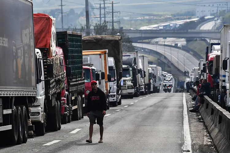 Greve dos caminhoneiros na rodovia Régis Bittencourt, em São Paulo, em maio de 2018 (NELSON ALMEIDA/AFP via Getty Images)/Getty Images)