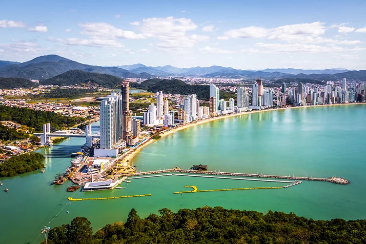 Vista aérea da orla de Balneário Camboriú. (Diego Grandi/iStockphoto)