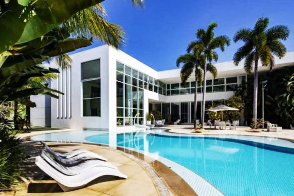 Xuxa vende famosa mansão por R$ 45 milhões para cantora; veja fotos