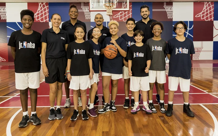 Alunos e treinadores da NBA Jr., plataforma de treinamento com curso digital para fundamentos do basquete | Foto: Guilherme Leporace/NBA (Guilherme Leporace/NBA/Divulgação)