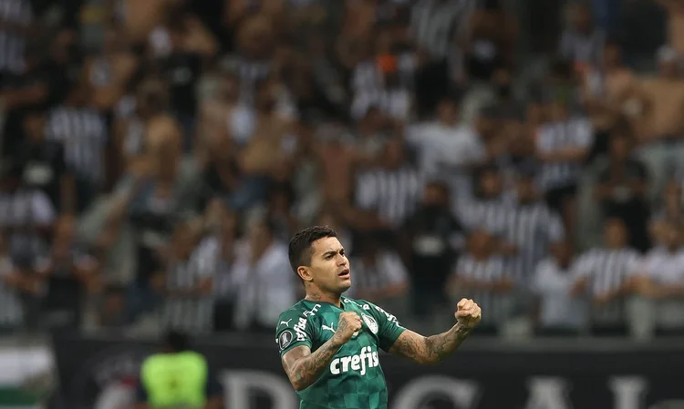 O jogador Dudu, do Palmeiras, comemora seu gol contra a equipe do Atlético Mineiro, durante partida válida pelas semifinais da Copa Libertadores, no estádio Mineirão (Cesar Greco/Palmeiras/Reprodução)