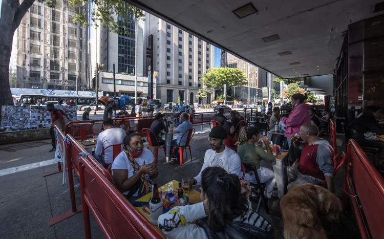 Restaurante na cidade de São Paulo: vacinação alta e menos restrições fomentaram novas aberturas (Jonne Roriz/Bloomberg/Getty Images)