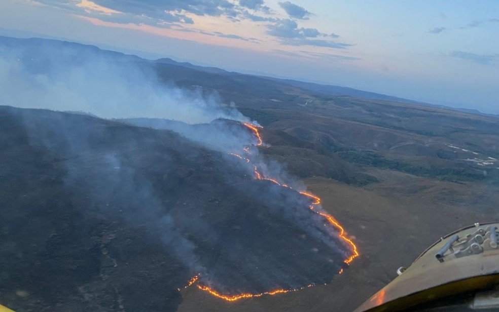 Bombeiros combatem incêndio na Chapada dos Veadeiros pelo 3º dia seguido