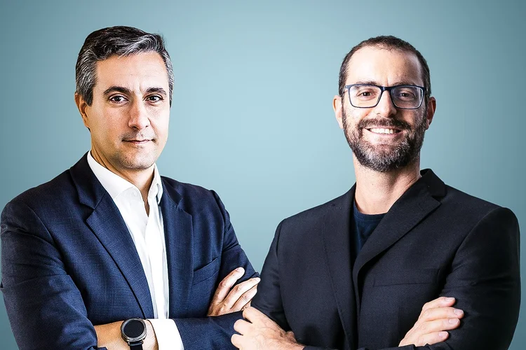 Renato Ramalho (KPTL) e Alexandre Ostrowiecki (Multilaser): uso de mecanismos de incentivo da Nova Lei de Informática para criar fundos dedicados à inovação em startups (Montagem de Eduardo Frazão (Editoria de Arte/EXAME) sobre foto de Paulo Barbagli/Exame)