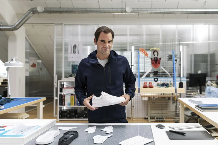 Roger Federer com um sneaker que leva o seu nome da marca On (On/Divulgação)