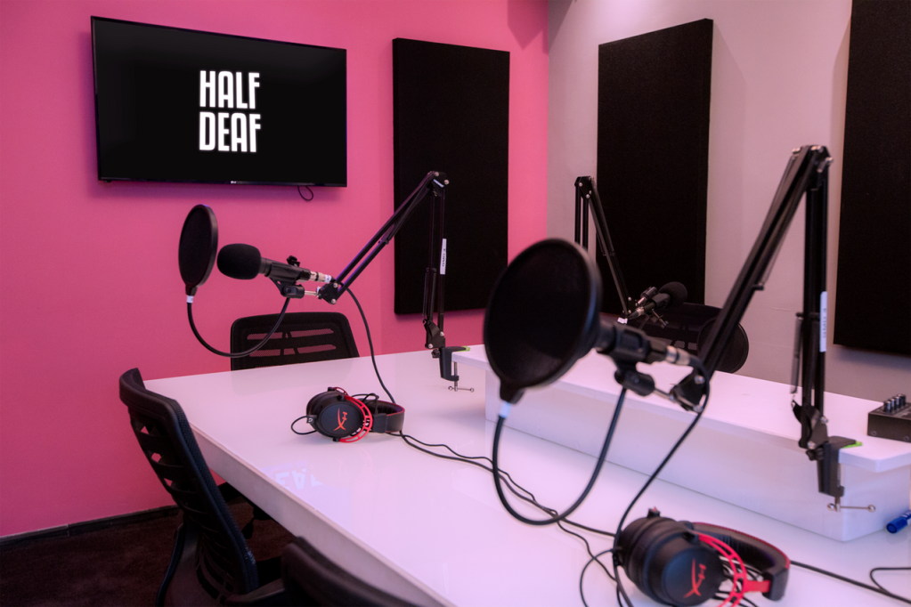 Half Deaf: a vez das produtoras no mercado de podcasts