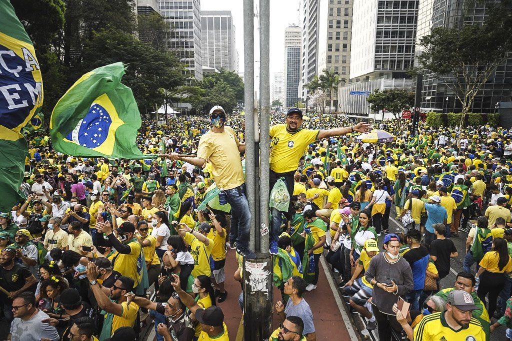 Ibovespa cai mais de 3% com reação a ataques de Bolsonaro; dólar dispara