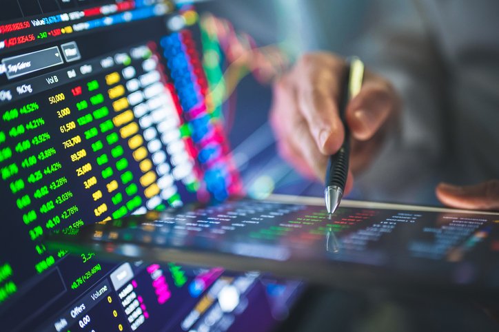 As três estratégias prometem driblar parte dos riscos e da volatilidade do mercado (Getty Images/TERADAT SANTIVIVUT)