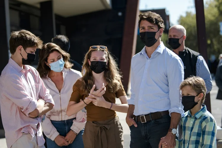 Justin Trudeau antes de votar em Montreal, ao lado da família: reeleição, mas não com a maioria que esperava (AFP/AFP)