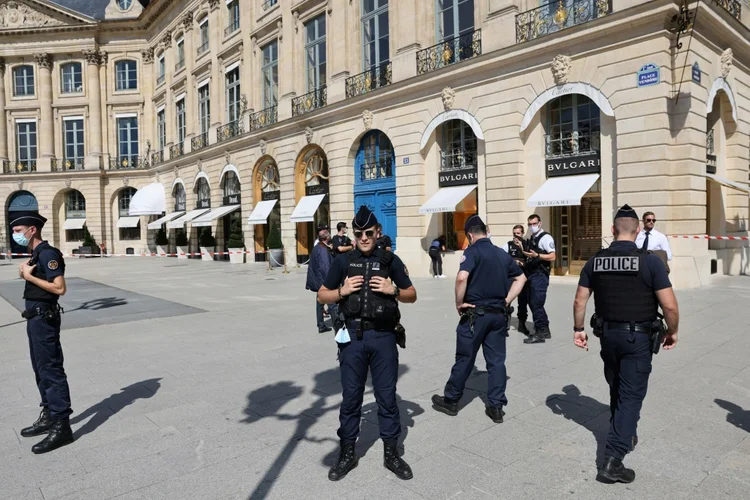 Policiais do lado de fora da butique Bulgari na Place Vendome em Paris. (AFP/AFP)