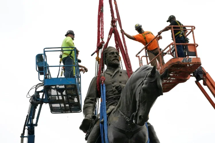 Trabalhadores removem uma estátua do general confederado Robert E. Lee em Richmond, Virginia

 (AFP/AFP Photo)