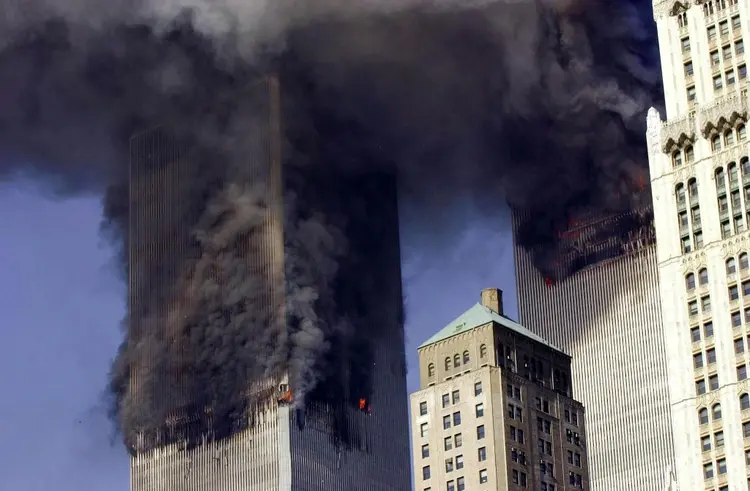 As torres gêmeas do World Trade Center em chamas depois da colisão de um avião sequestrado por terroristas, em 11 de setembro de 2001, em Nova York. (AFP/AFP)