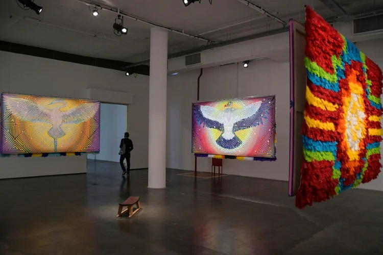 Obra da brasileira Daiara Tukana exposta na Bienal de São Paulo. (LUJÁN SCARPINELLI/AFP)