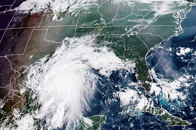 Imagem registrada por satélite da Administração Nacional Oceânica e Atmosférica (NOAA) mostra o avanço do furacão Nicholas. (AFP/AFP)