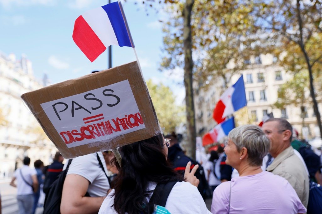 Oitenta mil se manifestam na França contra passaporte sanitário