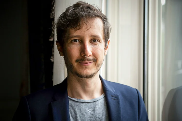 O diretor mato-grossense Madiano Marcheti em entrevista com a AFP pelo seu filme "Madalena", no Festival de San Sebastián. (DIEGO URDANETA/AFP)