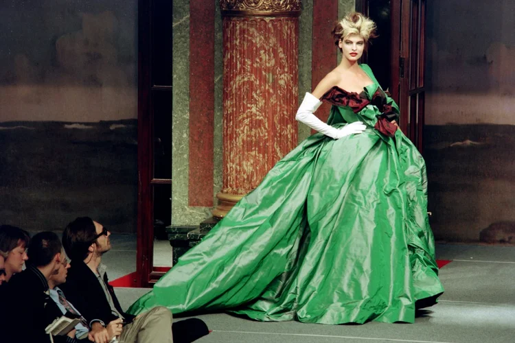 A ex-modelo canadense Linda Evangelista em um desfile de moda em Paris em 1995. (AFP/AFP)