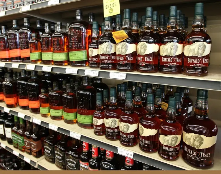 Bebidas alcoólicas: na lista de 43 produtos com limite de venda estão marcas de bourbon, uísque, champanhe, conhaque e tequila (AFP/AFP)